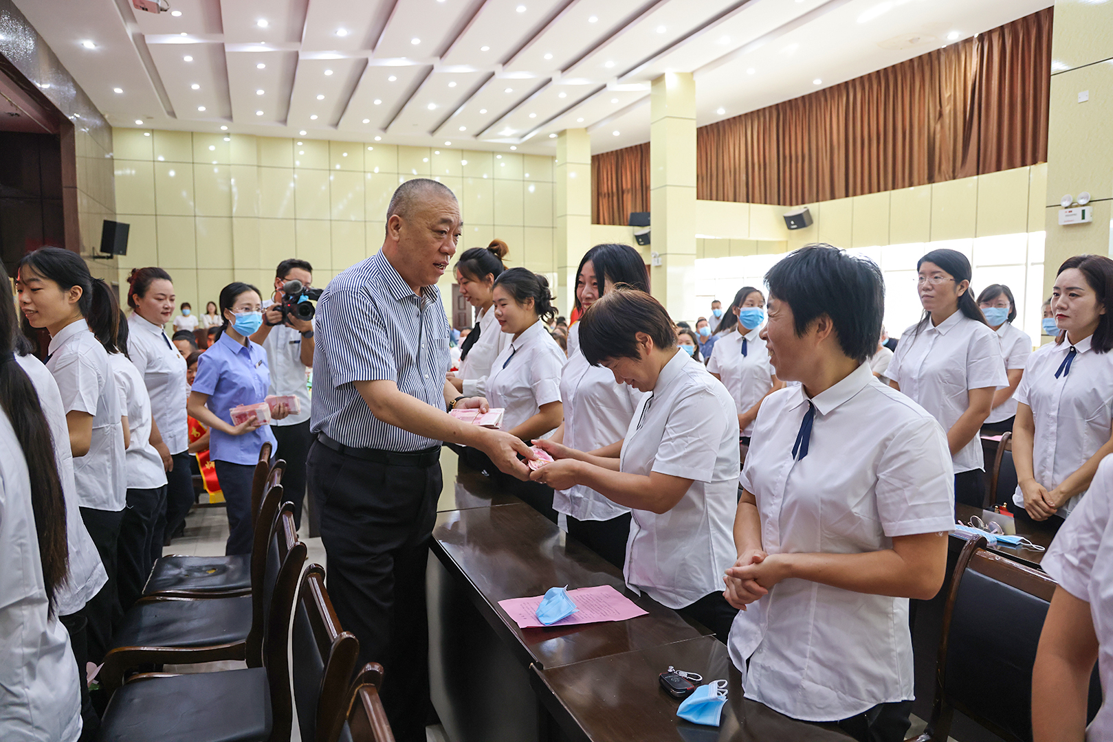 向魏庄街道中心学校捐资15万元